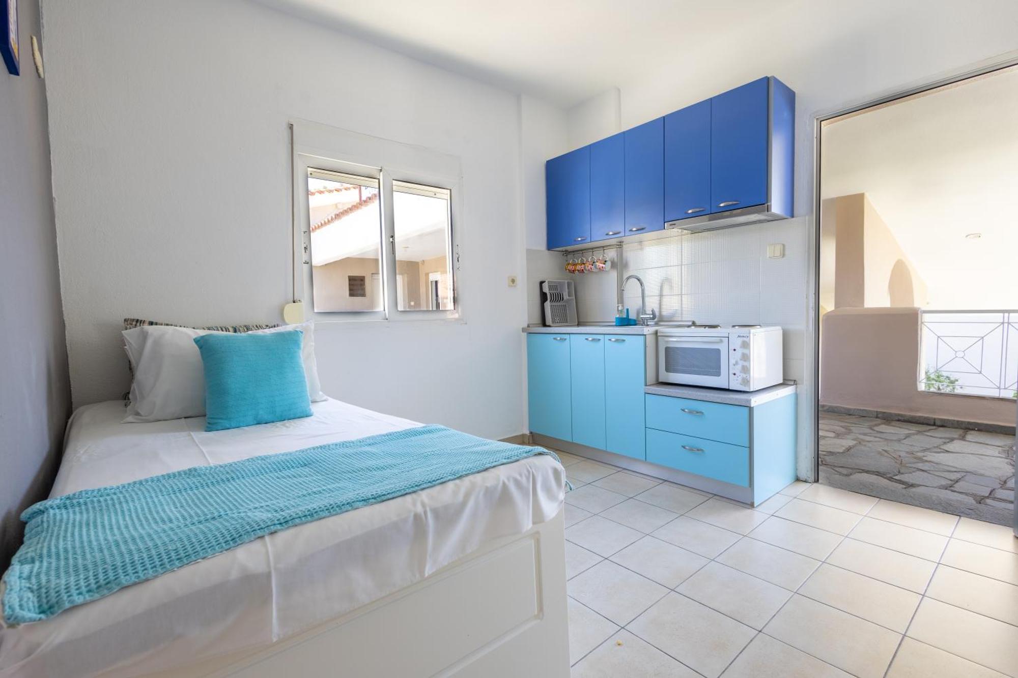 By The Sea Apartments-studios Apartament Siviri