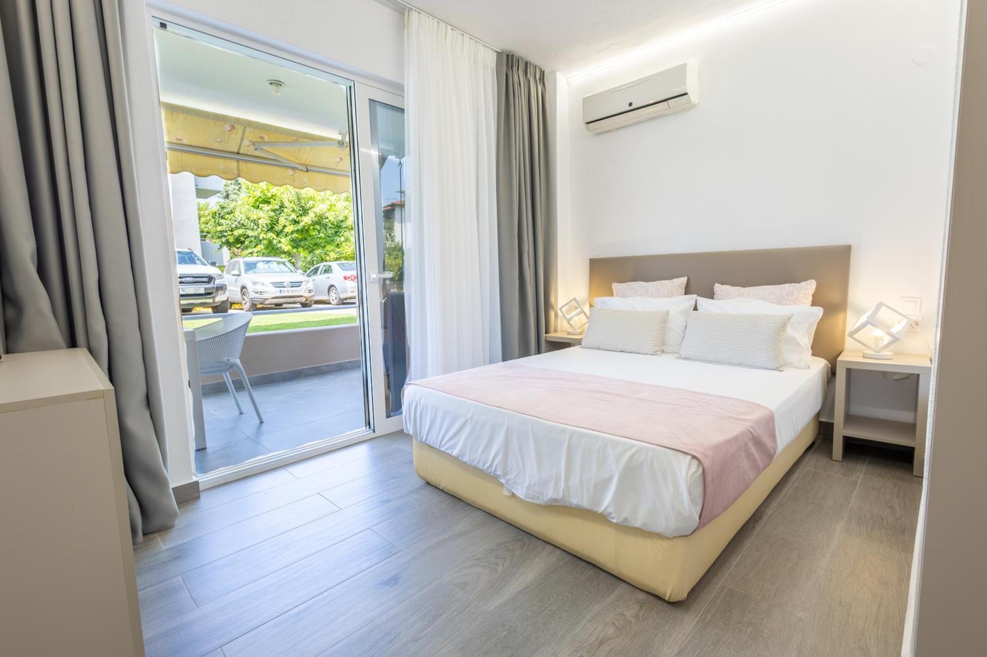 By The Sea Apartments-studios Apartament Siviri