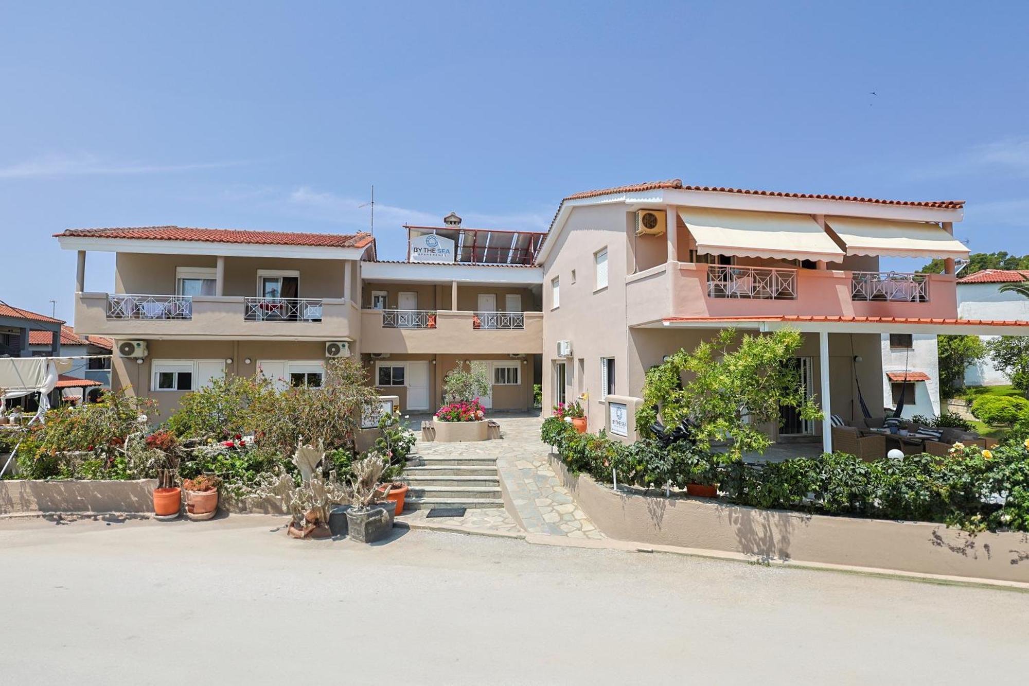 By The Sea Apartments-studios Apartament